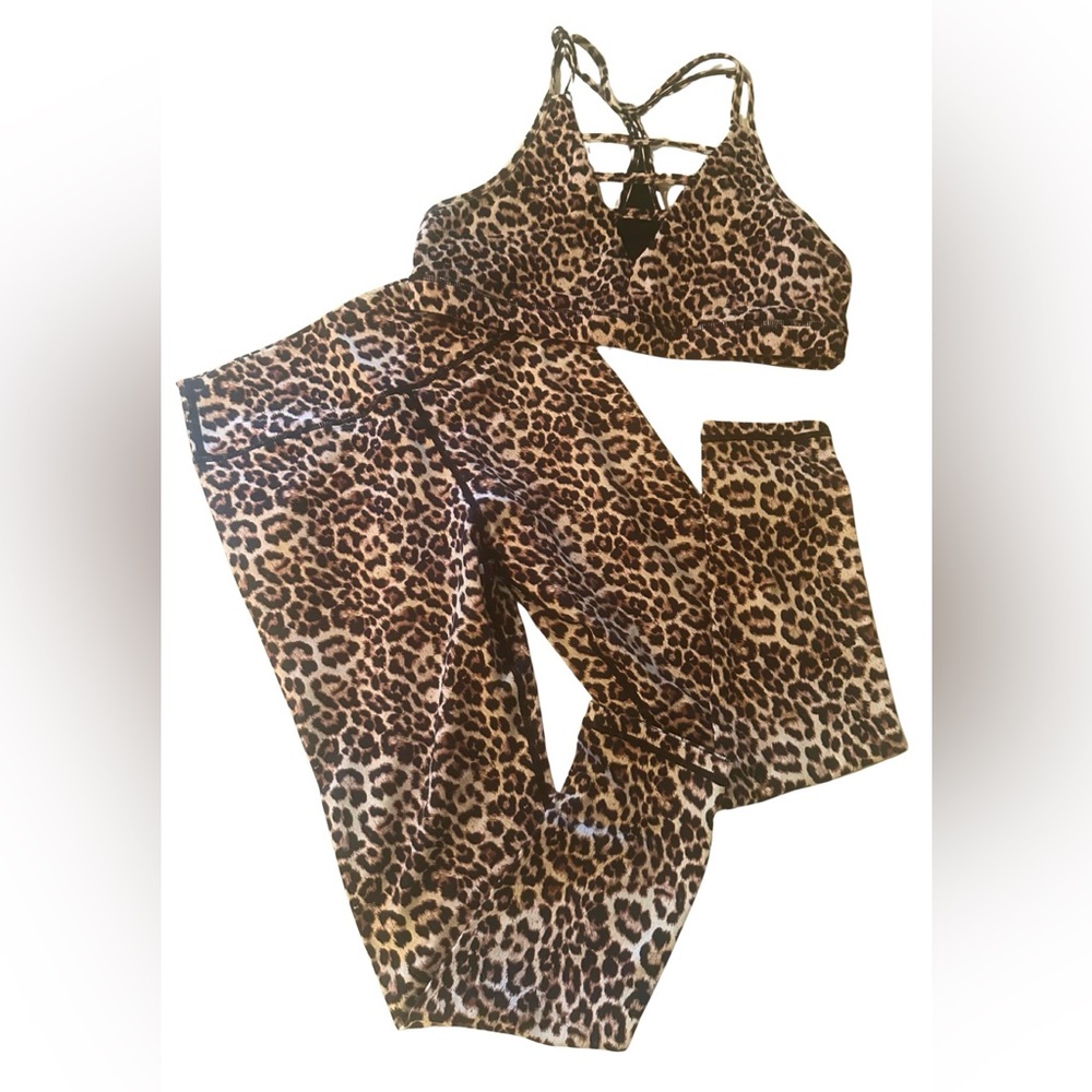 (Lot 2) ZYIA leggings Leopard and Black. Ankle length Size Medium Like New